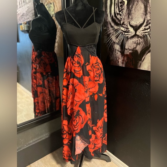 ❤️🖤NWOT-SEXY BLACK WITH RED ROSES DRESS WITH OPEN SIDES SZ M ❤️🖤 - Picture 3 of 9
